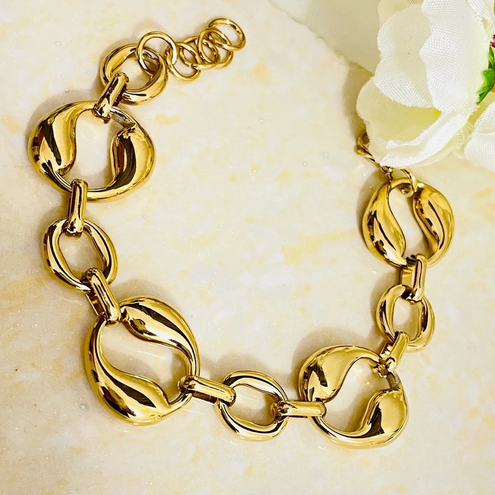 Elegant Gold Link Bracelet